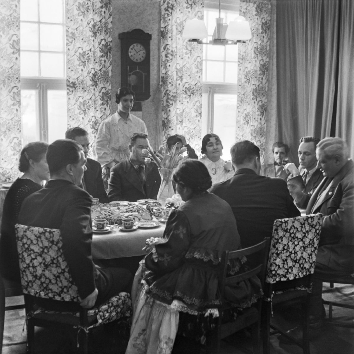 Kalle ja Elli Hagertin sukua Vallilassa, Helsingissä 1955. Kuva: UA Saarinen / Journalistinen kuva-arkisto JOKA / Museovirasto
