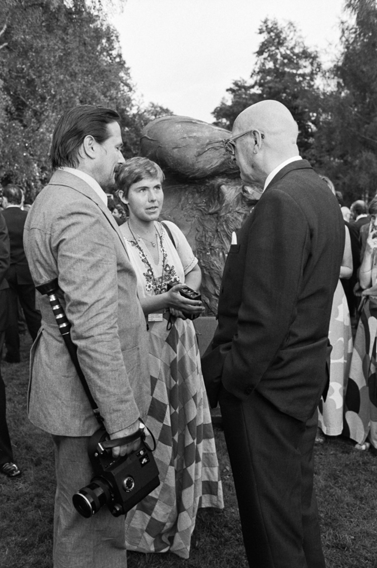 Presidentti Urho Kekkonen (oik.) keskustelee Mikko Niskasen ja Maarit Tyrkön kanssa Kalastajatorpalla Etykin aikana 31.7.1975. Kuva: PF-team / Pressfoto Zeeland / JOKA / Museovirasto