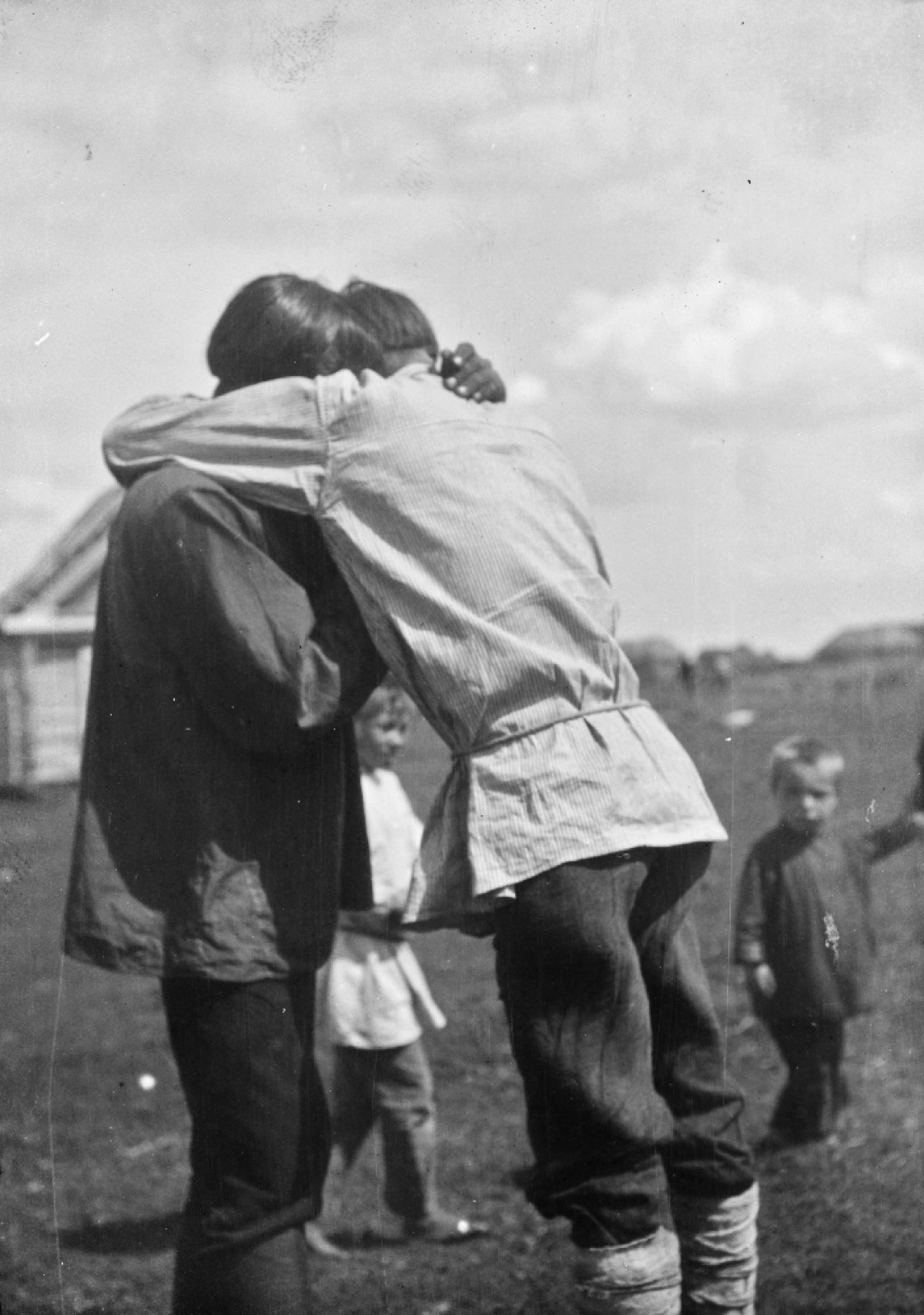 Kasvintoverit hyvästelevät ennen sotaanlähtöä Vetškanovossa, Buguruslanin piirikunnassa, Mordvassa 1914. Kuva: A. O. Väisänen / Museoviraston Kuvakokoelmat