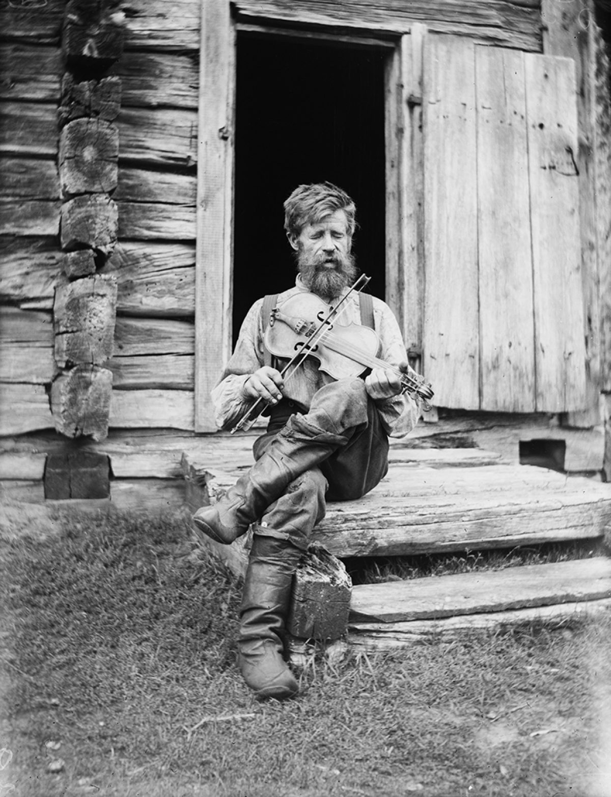 Kyrölä soittaa viulua. Hailuoto, 1912. Kuva: Samuli Paulaharju / Museoviraston Kuvakokoelmat