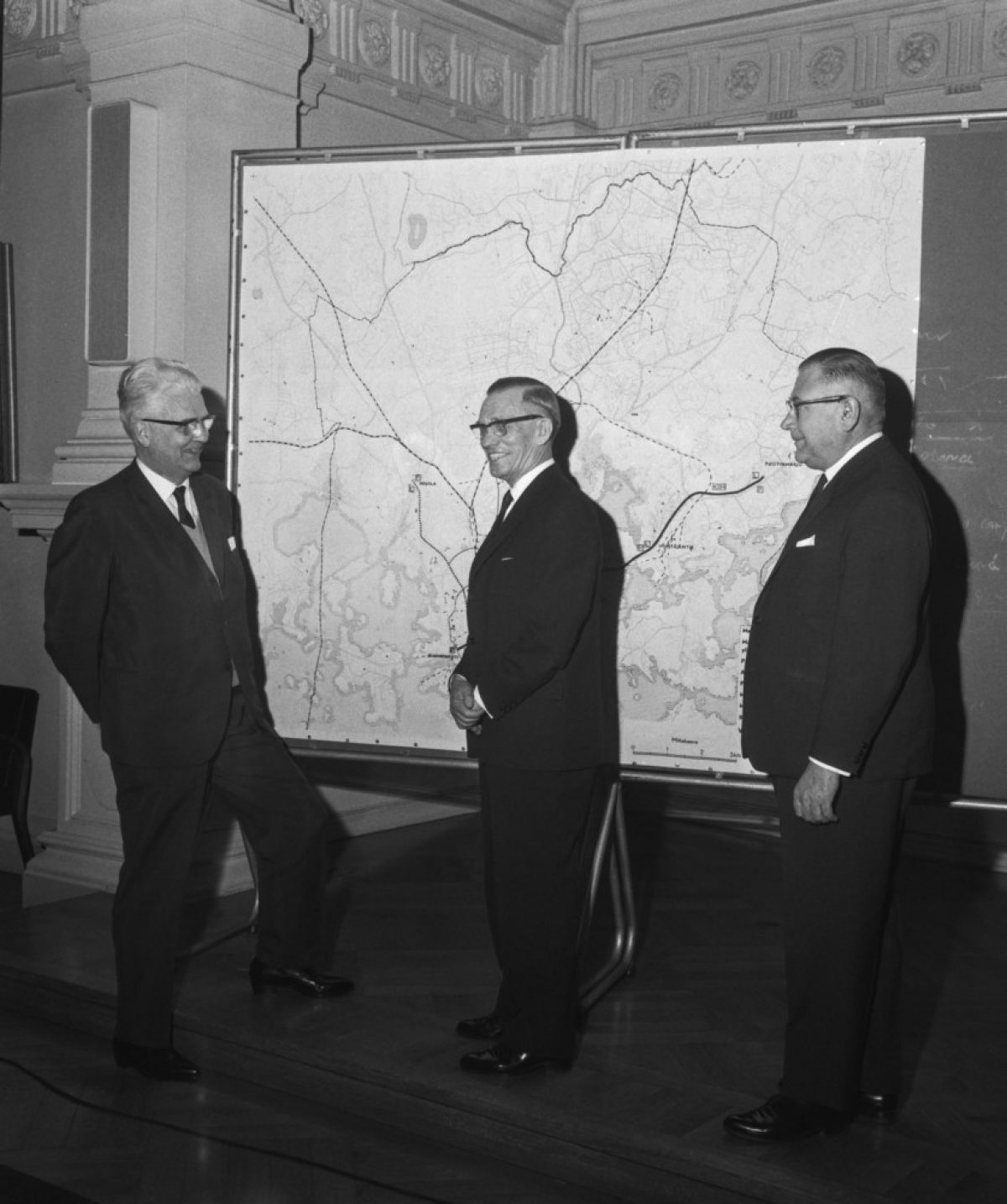 Metrotoimikunta antoi mietintönsä vuonna 1965. Vas. toimistopäällikkö Reino Castrén, ylipormestari Lauri Aho ja apulaiskaupunginjohtaja J.A. Kivistö, 17.3.1965. Kuva: Martti Halme / Uusi Suomi / JOKA / Museovirasto