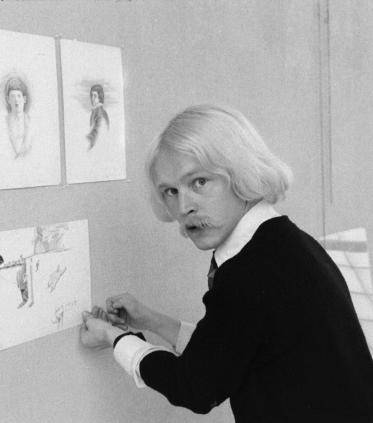 Olli Lyytikäinen ripustaa Todelliset valheet -näyttelyyn työtä Kluuvin galleriassa 1970. Kuva: Kari Pulkkinen / JOKA / Museovirasto