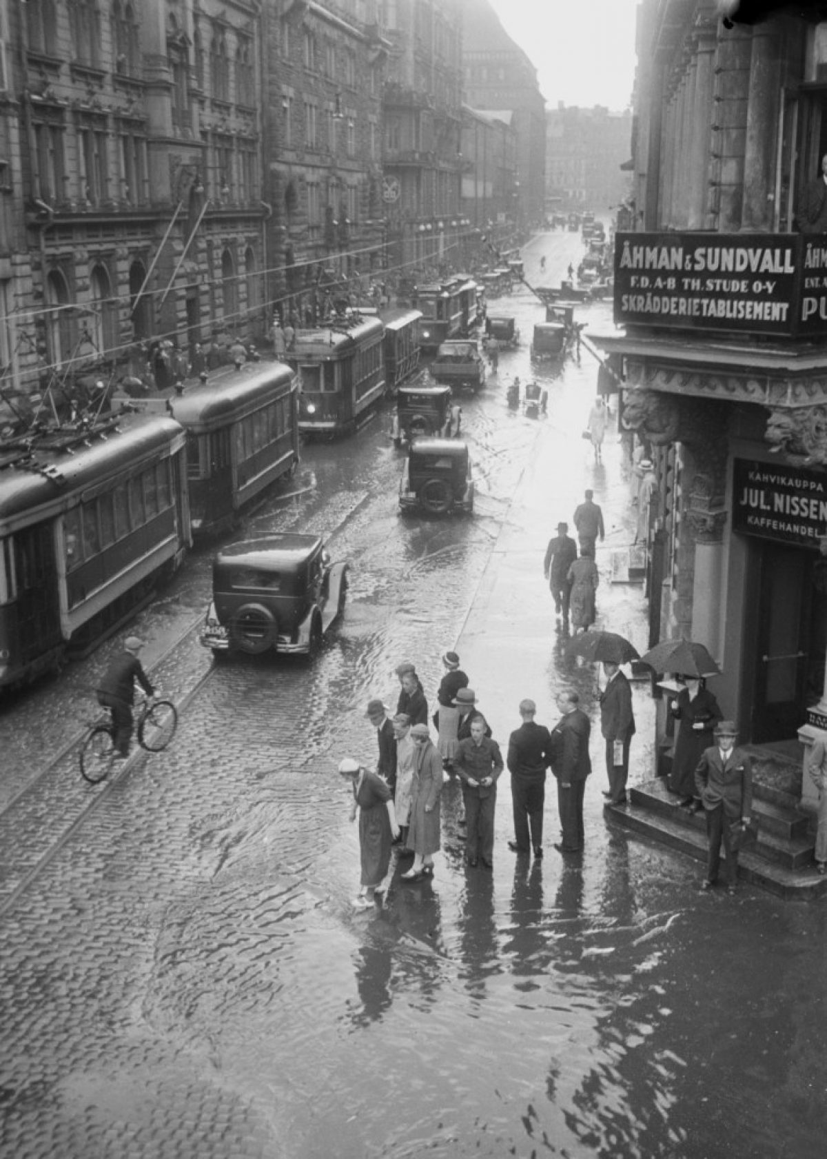 Kluuvissa tulvii elokuussa 1934. Kuva: Aarne Pietinen Oy / Museoviraston Kuvakokoelmat / Kuvankäsittely Keijo Laajisto