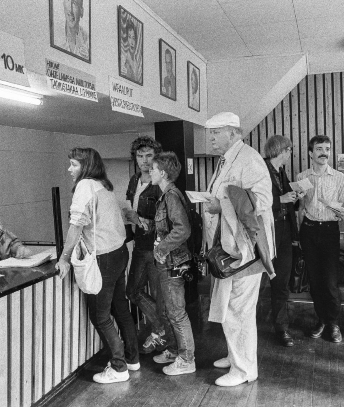 Lippujono festivaalin avajaiselokuva Valkoiseen peuraan elokuvateatteri Lapinsuussa. Vuonna 1986 elokuvalipun hinta oli 10 markkaa. Kuva: Jarmo Kontiainen / Kaleva / JOKA / Museovirasto