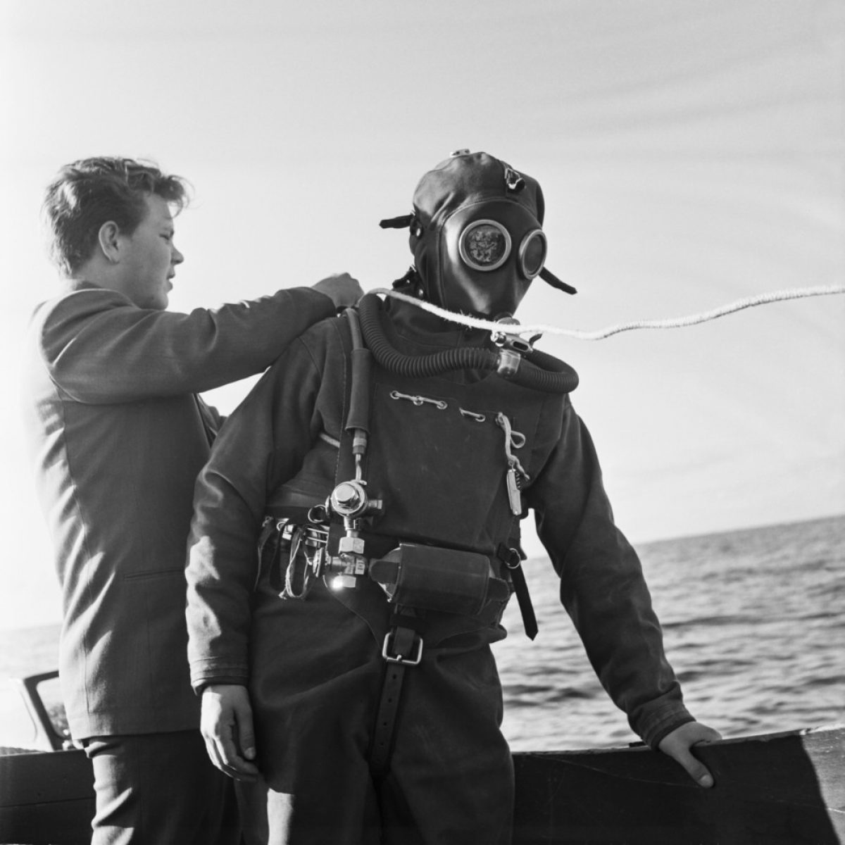 Matti Jämsä preparing to beat the Draeger DW-38 diving suit's deep diving record in 1954. Jämsä dived to 61 metres. Photo: UA Saarinen / Press Photo Archive JOKA / Finnish Heritage Agency