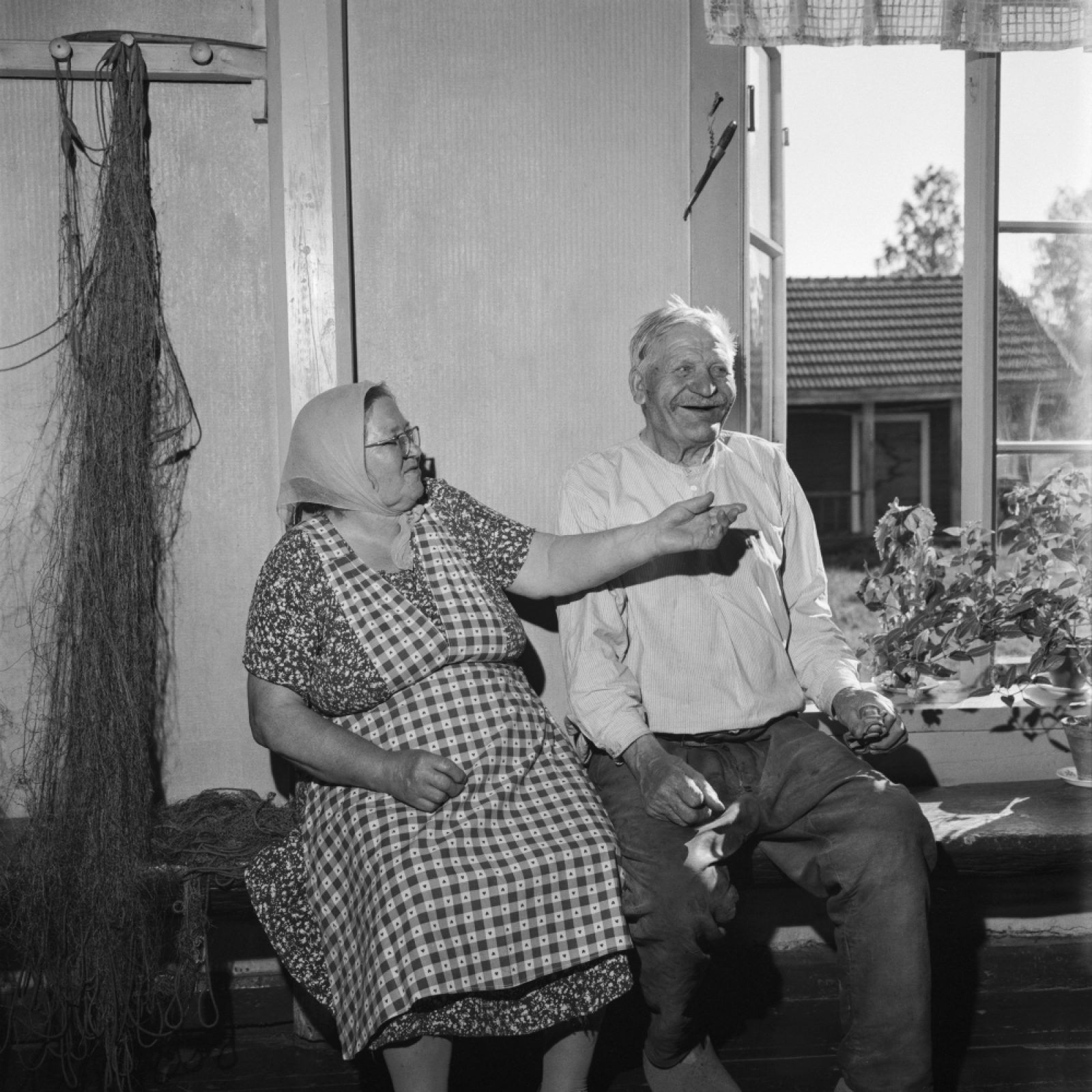 Jordbrukarna Juho och Aino Onali i Onali gård i byn Onali vid Onalinsalmi, juni 1963. Foto: Toini Mesiäinen / Itä-Häme / JOKA / Museiverket. Objektinumero: JOKAIH2J02:1 Jordbrukarna Juho och Aino Onali i Onali gård i byn Onali vid Onalinsalmi, juni 1963. Foto: Toini Mesiäinen / Itä-Häme / JOKA / Museiverket. Objektinumero: JOKAIH2J02:1