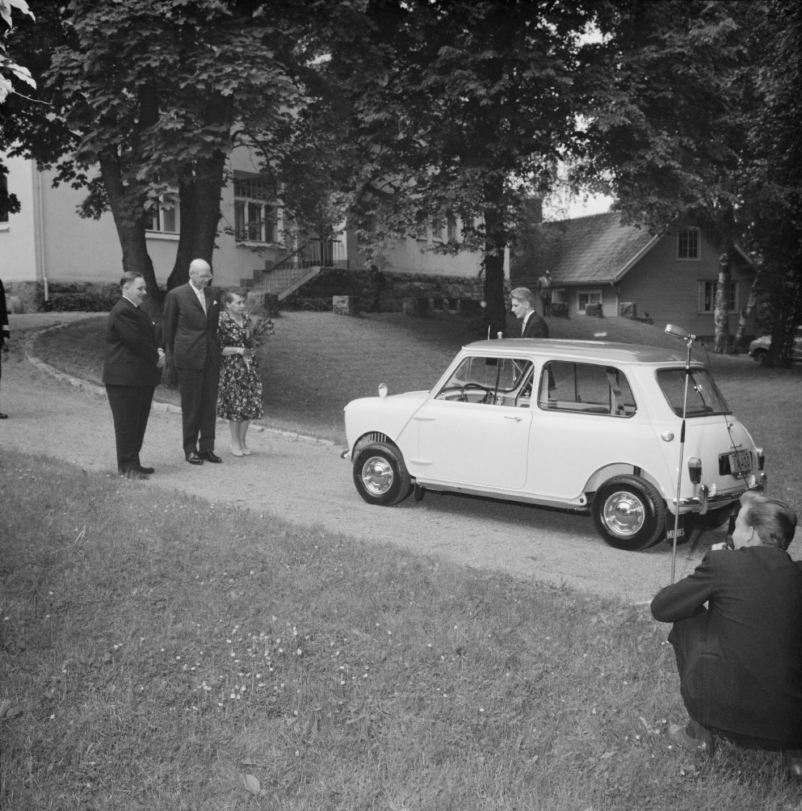 Presidenttipari vastaanottaa Morris Mini Minorin Tamminiemen pihalla 15.6.1961. Kuva: Mauri Vuorinen / Uusi Suomi - Iltalehti / JOKA / Museovirasto Presidenttipari vastaanottaa Morris Mini Minorin Tamminiemen pihalla 15.6.1961. Kuva: Mauri Vuorinen / Uusi Suomi - Iltalehti / JOKA / Museovirasto