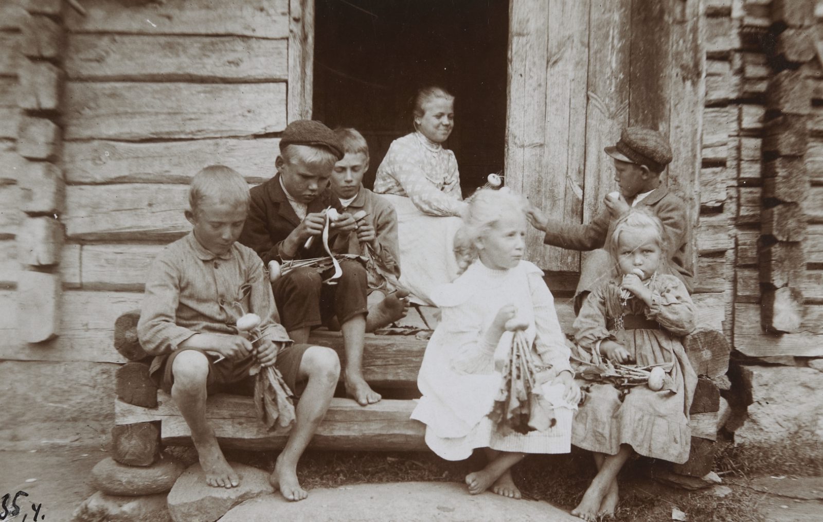 Children eating turnips in Tietävälä, Kirvu, in the early 20th century. Photo: Liina Cantell / Collection of the Karelian student nation at the University of Helsinki / Picture Collections of the Finnish Heritage Agency. Objektinumero: KK4878:271 Children eating turnips in Tietävälä, Kirvu, in the early 20th century. Photo: Liina Cantell / Collection of the Karelian student nation at the University of Helsinki / Picture Collections of the Finnish Heritage Agency. Objektinumero: KK4878:271