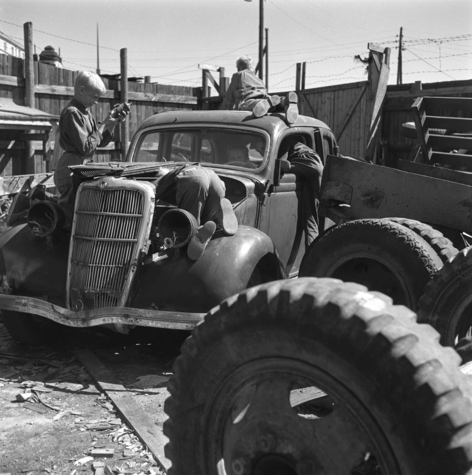 Children playing at a scrap metal vendor’s location in Helsinki in 1958. UA Saarinen documents recycling with nearly cinematographic photos. An awareness-raising campaign may be in progress. Photo: UA Saarinen / Press Photo Archive JOKA / Finnish Heritage. Objektinumero: JOKAUAS2_4675:8 Children playing at a scrap metal vendor’s location in Helsinki in 1958. UA Saarinen documents recycling with nearly cinematographic photos. An awareness-raising campaign may be in progress. Photo: UA Saarinen / Press Photo Archive JOKA / Finnish Heritage. Objektinumero: JOKAUAS2_4675:8
