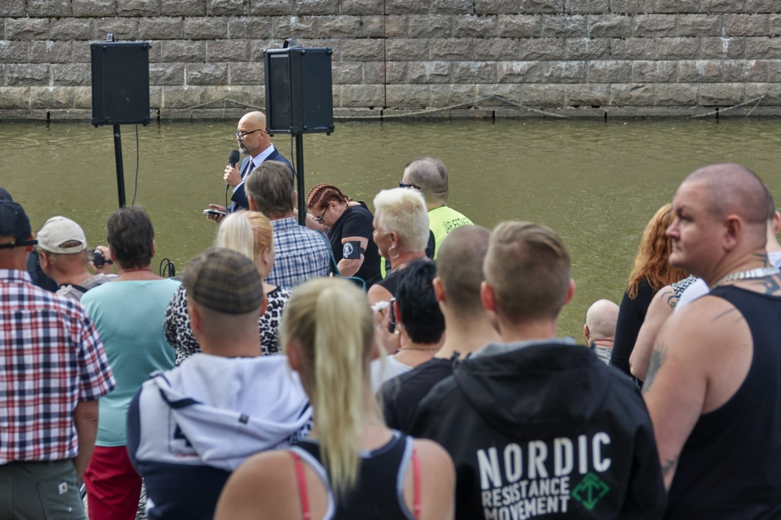 Turun terrori-iskun vuosipäivän dokumentointi 18.8.2018. Kansallismielisten liittouman järjestämä mielenosoitus. Muistopuhetta pitämässä Mauri Peltokangas. Etualalla Pohjoismaisen Vastarintaliikkeen jäseniä. Kuva: Hannu Häkkinen / Museovirasto. Objektinumero: HK8124:207 Turun terrori-iskun vuosipäivän dokumentointi 18.8.2018. Kansallismielisten liittouman järjestämä mielenosoitus. Muistopuhetta pitämässä Mauri Peltokangas. Etualalla Pohjoismaisen Vastarintaliikkeen jäseniä. Kuva: Hannu Häkkinen / Museovirasto. Objektinumero: HK8124:207