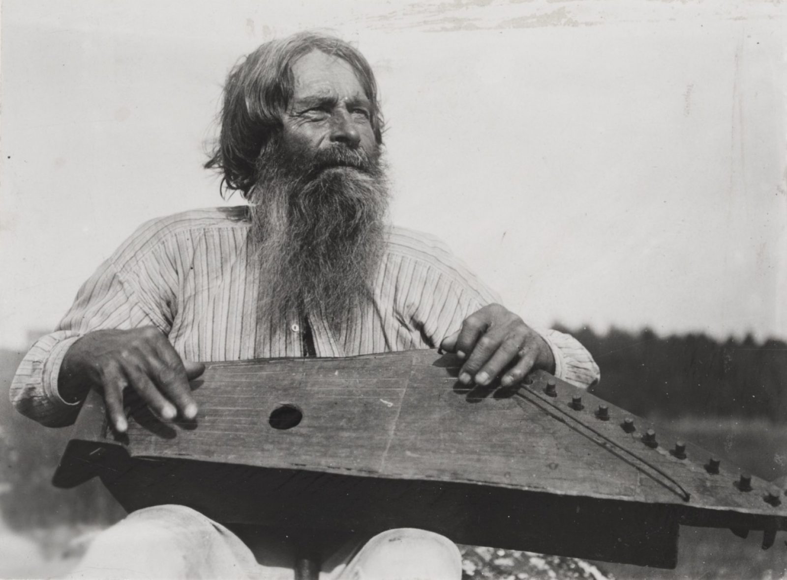 Kantelespelaren Miinan Domi 1917. Foto: A. O. Väisänen / Museiverkets Bildsamlingar. Objektinumero: KK3015:32 Kantelespelaren Miinan Domi 1917. Foto: A. O. Väisänen / Museiverkets Bildsamlingar. Objektinumero: KK3015:32