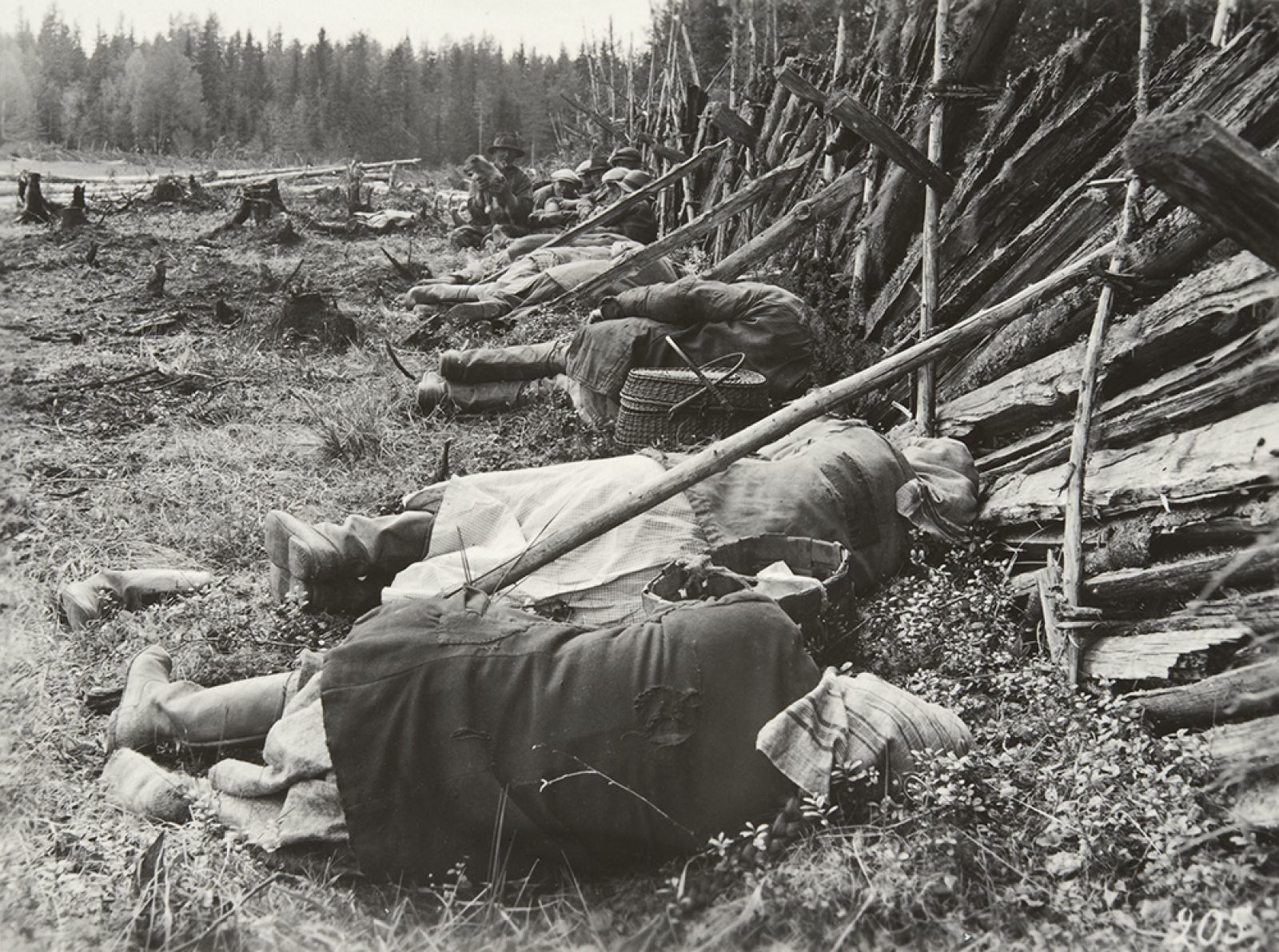 Kaskiviljelijöitä ruokalevolla Maaningan Tuovilanlahdella 1928. Kuva: Ahti Rytkönen / Museoviraston Kuvakokoelmat. Objektinumero: KK2103:110 Kaskiviljelijöitä ruokalevolla Maaningan Tuovilanlahdella 1928. Kuva: Ahti Rytkönen / Museoviraston Kuvakokoelmat. Objektinumero: KK2103:110