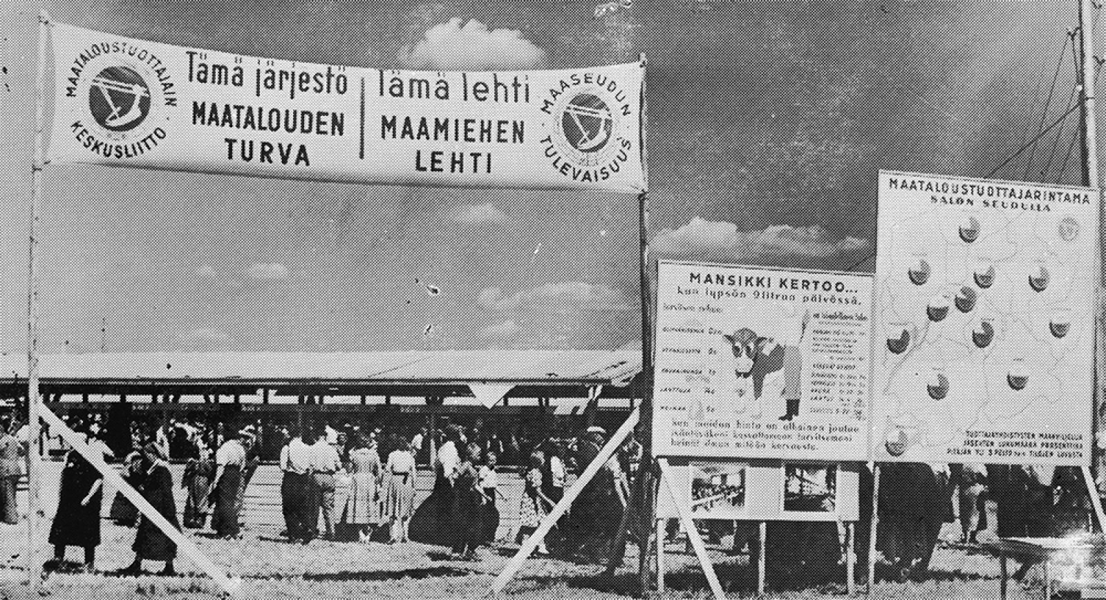 Maataloustuottajain Keskusliitto ja Maaseudun Tulevaisuus ovat näyttävästi esillä maatalousnäyttelyssä elokuussa 1955. Kohopainossa tehty vedos sanomalehden kuvalaatasta. Kuva: Maaseudun Tulevaisuus / JOKA / Museovirasto Maataloustuottajain Keskusliitto ja Maaseudun Tulevaisuus ovat näyttävästi esillä maatalousnäyttelyssä elokuussa 1955. Kohopainossa tehty vedos sanomalehden kuvalaatasta. Kuva: Maaseudun Tulevaisuus / JOKA / Museovirasto