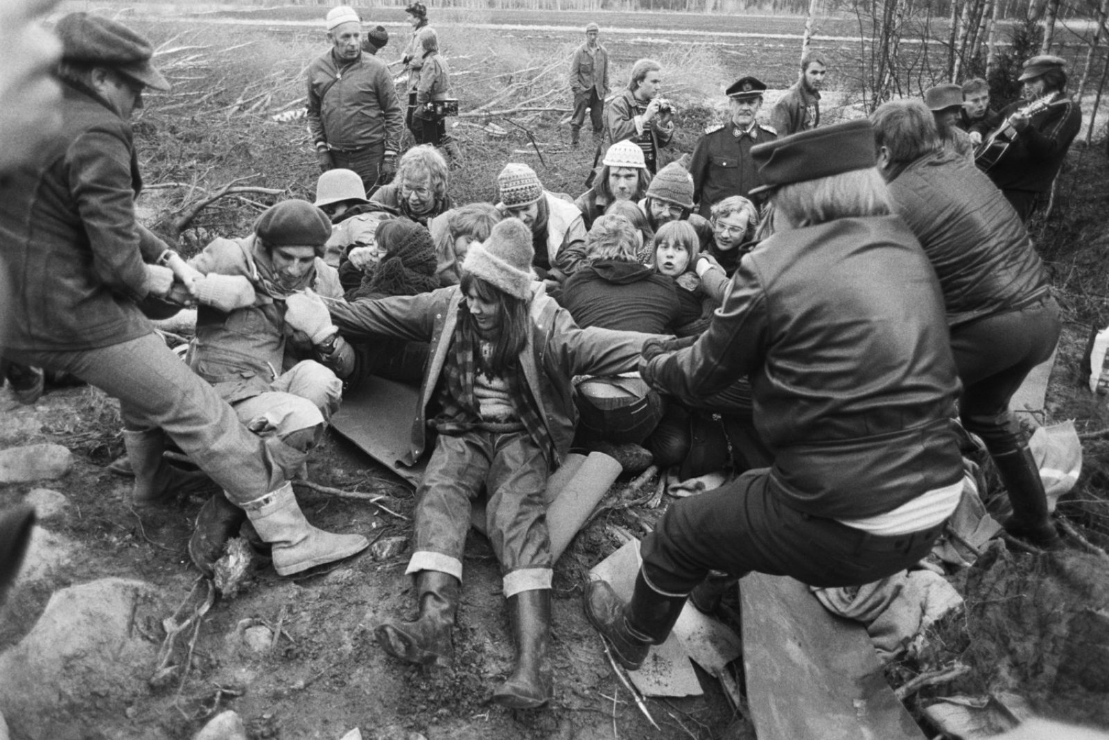 Poliisi ja mielenosoittajat Koijärvellä toukokuussa 1979. Kuva: Esa Pyysalo / Pressfoto-Zeeland / Journalistinen kuva-arkisto JOKA / Museovirasto. Objektinumero: JOKAPF3AiV_YM01A:12 Poliisi ja mielenosoittajat Koijärvellä toukokuussa 1979. Kuva: Esa Pyysalo / Pressfoto-Zeeland / Journalistinen kuva-arkisto JOKA / Museovirasto. Objektinumero: JOKAPF3AiV_YM01A:12