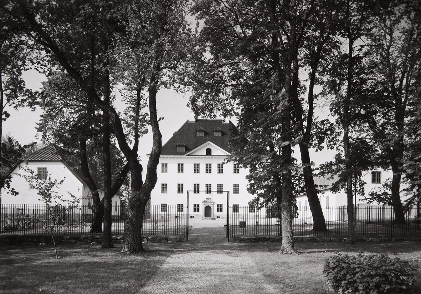 The view from the Louhisaari Manor’s gate, 1968. Photo: P.O. Welin / Picture Collections of the Finnish Heritage Agency The view from the Louhisaari Manor’s gate, 1968. Photo: P.O. Welin / Picture Collections of the Finnish Heritage Agency