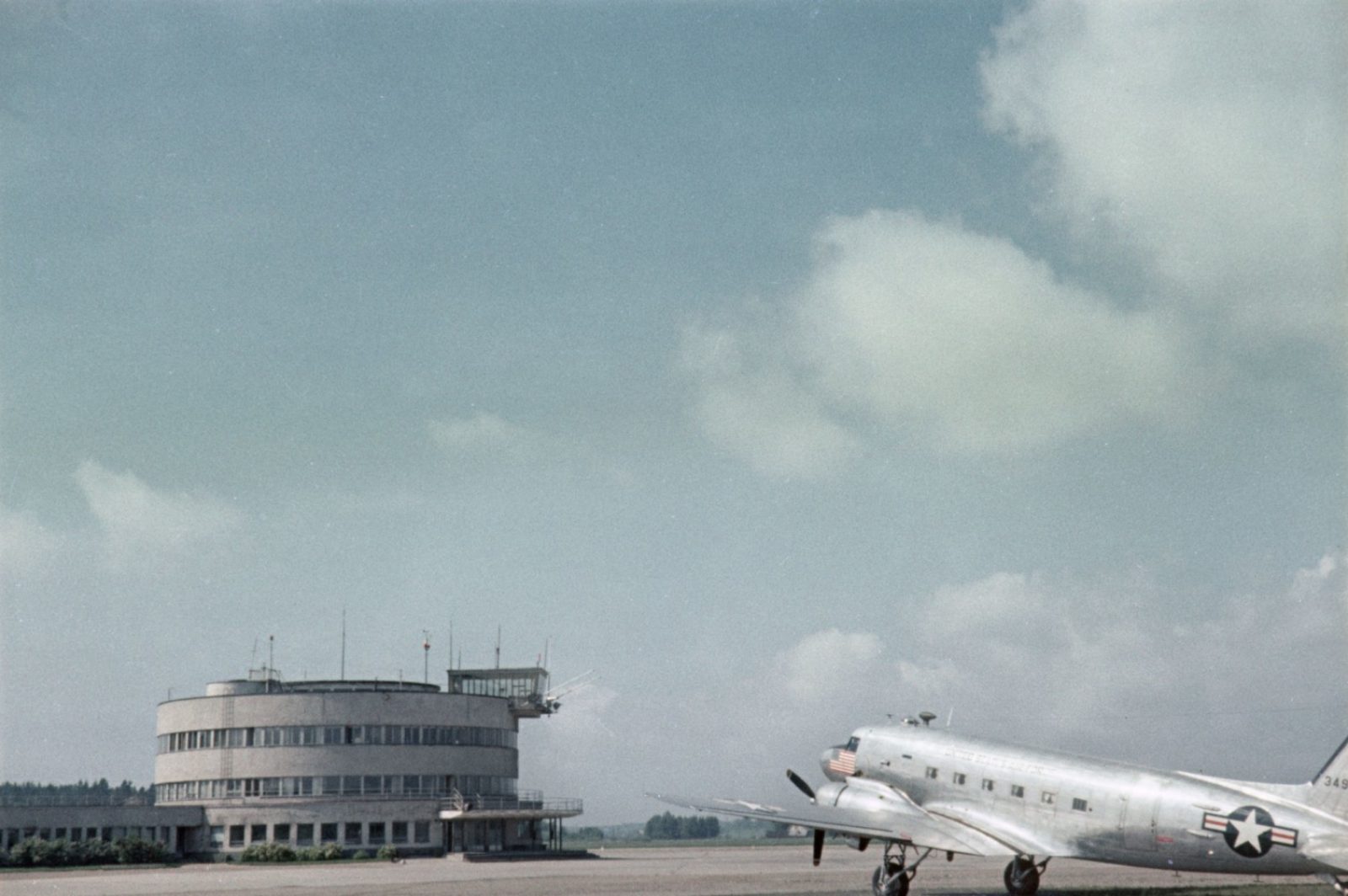 An United States Air Force plane at Malmi Airport in 1954. Photo: Aukusti Tuhka / Picture Collections of the Finnish Heritage Agency. Objektinumero: HK19700629:889.13 An United States Air Force plane at Malmi Airport in 1954. Photo: Aukusti Tuhka / Picture Collections of the Finnish Heritage Agency. Objektinumero: HK19700629:889.13