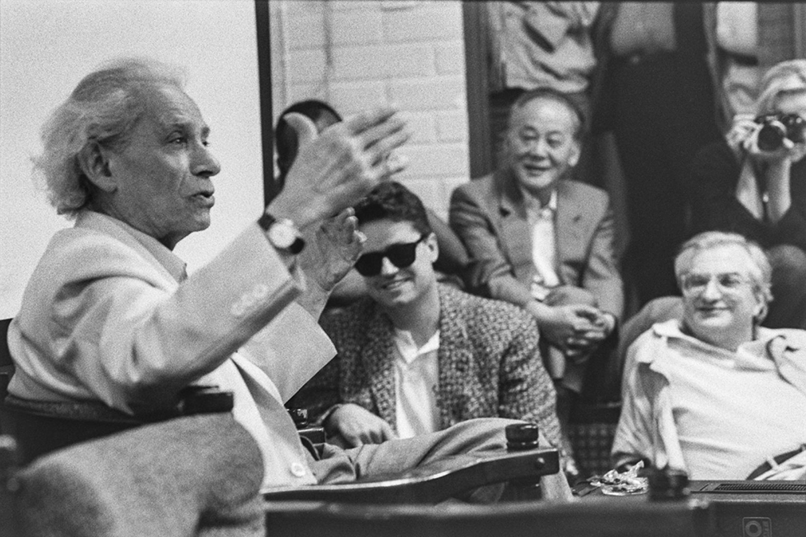 Samuel Fuller toimi tuomarina oikeudenkäynniksi lavastamassaan lehdistötilaisuudessa. Kuva: Jarmo Kontiainen / Kaleva / JOKA / Museovirasto. Objektinumero: JOKAKAL2_08A01:5 Samuel Fuller toimi tuomarina oikeudenkäynniksi lavastamassaan lehdistötilaisuudessa. Kuva: Jarmo Kontiainen / Kaleva / JOKA / Museovirasto. Objektinumero: JOKAKAL2_08A01:5
