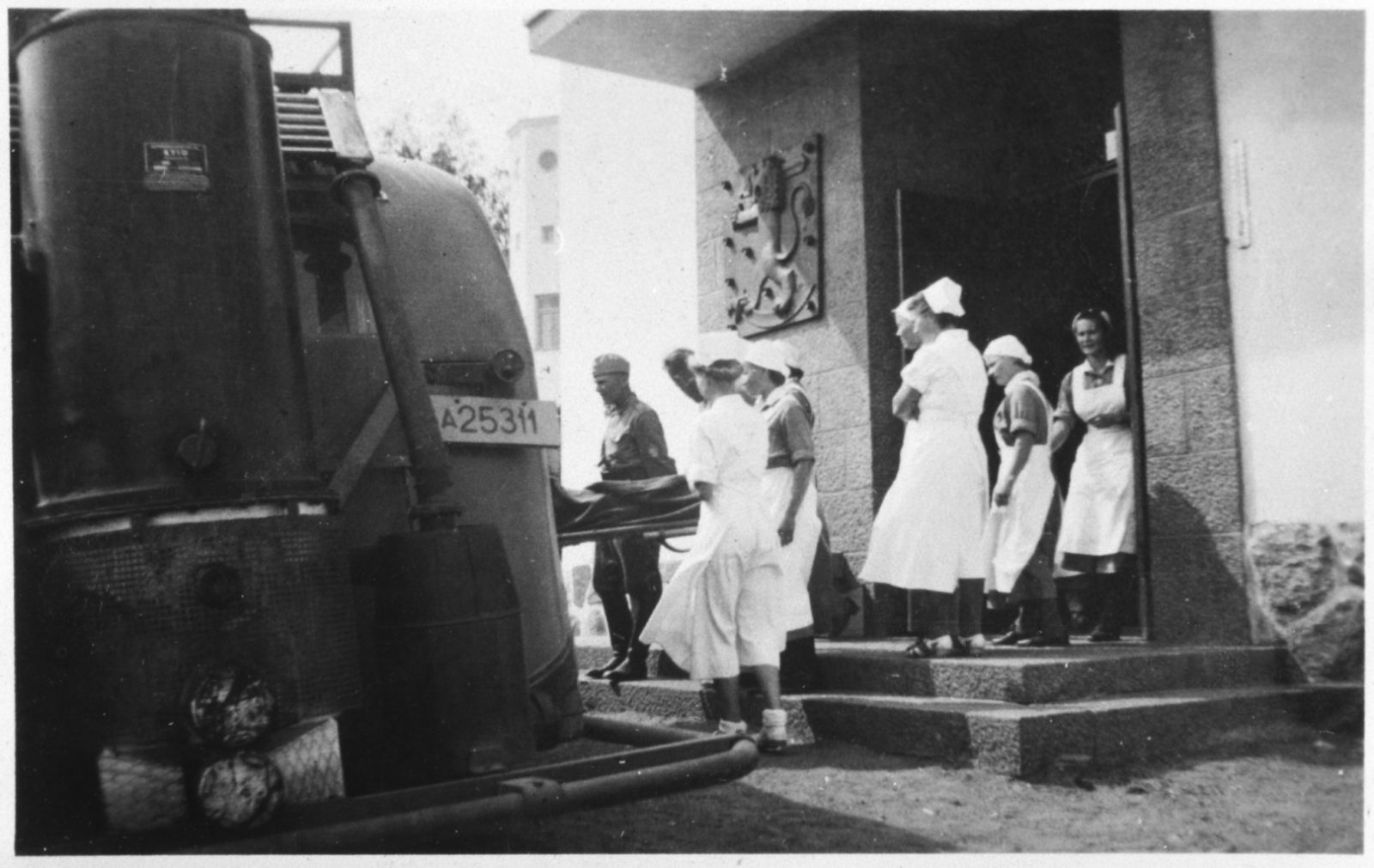 Skadade tas till krigssjukhuset i Tusby år 1940. Foto: Museiverkets Bildsamlingar. Objektinumero: KK5549:862 Skadade tas till krigssjukhuset i Tusby år 1940. Foto: Museiverkets Bildsamlingar. Objektinumero: KK5549:862