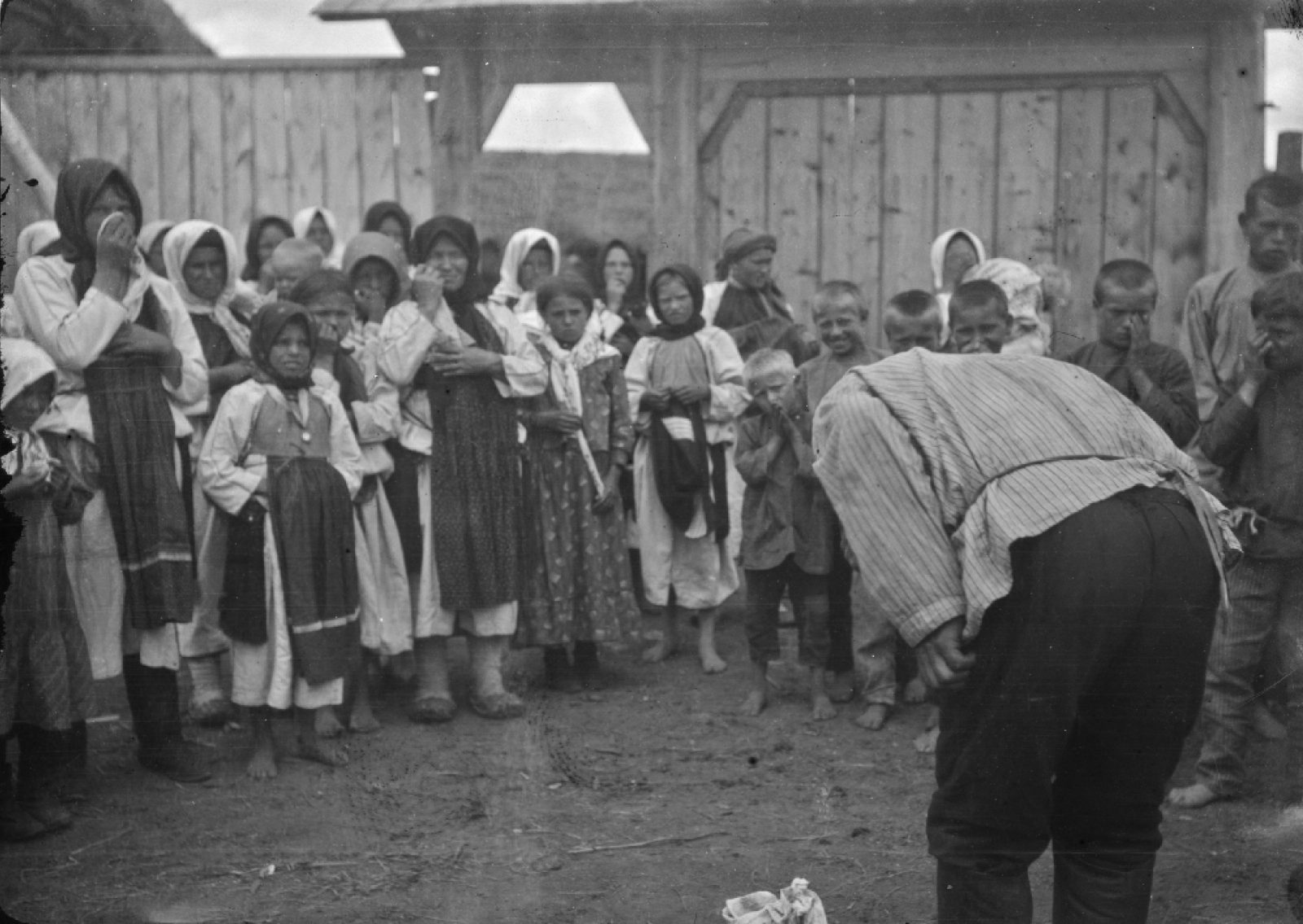 Sotilas (Andrej) hyvästelee perheensä, tehden ristinmerkin ja kumartuen kotinsa edustalla Vetškanovossa, Mordvassa 1914. Kuva: A. O. Väisänen / Museoviraston Kuvakokoelmat. Objektinumero: SUK119:111 Sotilas (Andrej) hyvästelee perheensä, tehden ristinmerkin ja kumartuen kotinsa edustalla Vetškanovossa, Mordvassa 1914. Kuva: A. O. Väisänen / Museoviraston Kuvakokoelmat. Objektinumero: SUK119:111