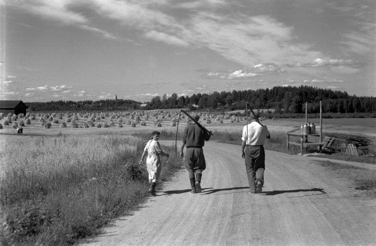 Työmatkalaisia Hattulassa. Kuva: Matti Poutvaara / Museoviraston Kuvakokoelmat. Objektinumero: KK5079:8739 Työmatkalaisia Hattulassa. Kuva: Matti Poutvaara / Museoviraston Kuvakokoelmat. Objektinumero: KK5079:8739