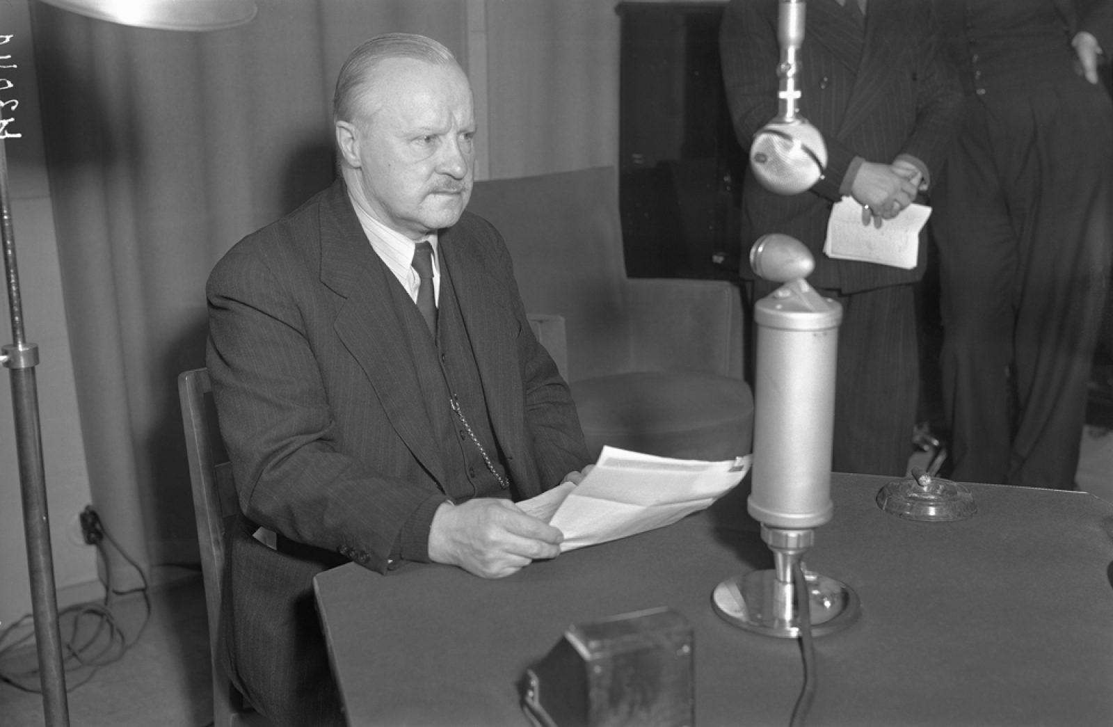 Ulkoministeri Väinö Tanner lukee Moskovan rauhansopimuksen ehdot radiossa 13.3.1940. Kuva: Otso Pietinen / Museoviraston Kuvakokoelmat. Objektinumero: HK19670603:43040 Ulkoministeri Väinö Tanner lukee Moskovan rauhansopimuksen ehdot radiossa 13.3.1940. Kuva: Otso Pietinen / Museoviraston Kuvakokoelmat. Objektinumero: HK19670603:43040