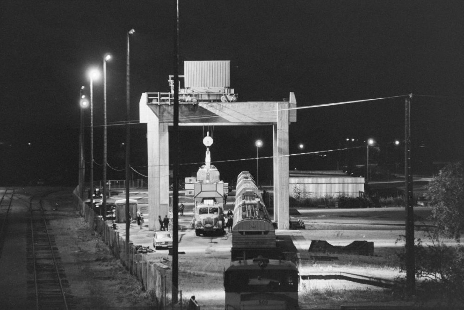 Loviisan ydinvoimalaitoksen ydinjätekapselia siirretään neuvostoliittolaiseen erikoisjunaan Loviisan rautatieasemalla vuonna 1981. Kuva: Lauri Sorvoja / JOKA / Museovirasto. Objektinumero: JOKALS22A:7 Loviisan ydinvoimalaitoksen ydinjätekapselia siirretään neuvostoliittolaiseen erikoisjunaan Loviisan rautatieasemalla vuonna 1981. Kuva: Lauri Sorvoja / JOKA / Museovirasto. Objektinumero: JOKALS22A:7