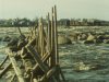 Nahkiaisia pyydetään sälemerralla 1980-luvulla Tornionjoella, joka on pohjoisin Suomen nahkiaisjoista. Stillkuva filmistä Nahkiainen. Kuvaus: Mauri Front / Museoviraston Kuvakokoelmat