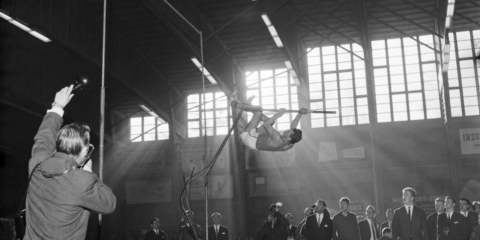 Pentti Nikulan seiväs katkeaa kisoissa Espoon Otaniemessä syksyllä 1961 (kuva rajattu), Helge Heinonen / JOKA / Museovirasto Pentti Nikulan seiväs katkeaa kisoissa Espoon Otaniemessä syksyllä 1961 (kuva rajattu), Helge Heinonen / JOKA / Museovirasto