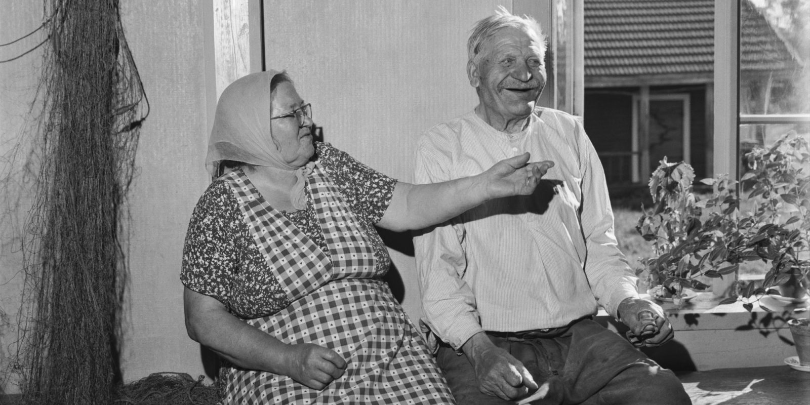 Maanviljelijät Aino ja Juho Onali Hartolassa kesäkuussa 1963 (kuva rajattu), Toini Mesiäinen / Itä-Häme / JOKA / Museovirasto. Kuvaaja: Toini Mesiäinen. Objektinumero: JOKAIH2J02:1 Maanviljelijät Aino ja Juho Onali Hartolassa kesäkuussa 1963 (kuva rajattu), Toini Mesiäinen / Itä-Häme / JOKA / Museovirasto. Kuvaaja: Toini Mesiäinen. Objektinumero: JOKAIH2J02:1