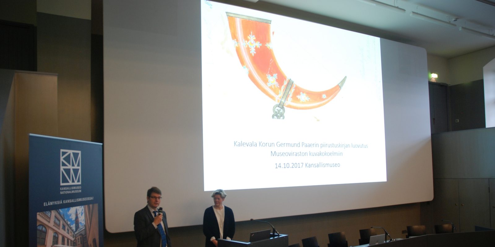 Kalevala Korun toimitusjohtaja Riitta Huuhtanen luovuttaa Germund Paaerin piirustuskansion Museoviraston Kuvakokoelmien yli-intendentti Ismo Maliselle Suomen kansallismuseossa 14.10.2017. Kuva: Eero Ehanti (kuva rajattu) Kalevala Korun toimitusjohtaja Riitta Huuhtanen luovuttaa Germund Paaerin piirustuskansion Museoviraston Kuvakokoelmien yli-intendentti Ismo Maliselle Suomen kansallismuseossa 14.10.2017. Kuva: Eero Ehanti (kuva rajattu)