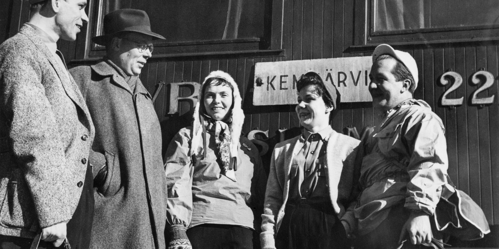 Valkoisen peuran tuotantoryhmää. Lavastaja Osmo Osva (?), ohjaaja-kuvaaja Erik Blomberg, näyttelijä Mirjami Kuosmanen, tuottaja Aarne Tarkas (oik.). Kuva rajattu. Kuva: Otavamedia / JOKA / Museovirasto Valkoisen peuran tuotantoryhmää. Lavastaja Osmo Osva (?), ohjaaja-kuvaaja Erik Blomberg, näyttelijä Mirjami Kuosmanen, tuottaja Aarne Tarkas (oik.). Kuva rajattu. Kuva: Otavamedia / JOKA / Museovirasto