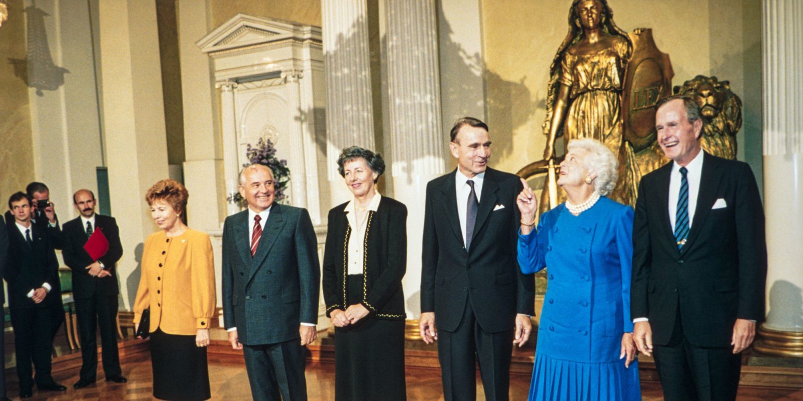 Neuvostoliiton (vas), Suomen ja USA:n presidentit vaimoineen Helsingin huippukokouksessa 9.9.1990 (Kuva rajattu). Kuvaaja: Leif Rosas / Pressfoto Zeeland / JOKA / Museovirasto. Objektinumero: JOKAPF31_13:1 Neuvostoliiton (vas), Suomen ja USA:n presidentit vaimoineen Helsingin huippukokouksessa 9.9.1990 (Kuva rajattu). Kuvaaja: Leif Rosas / Pressfoto Zeeland / JOKA / Museovirasto. Objektinumero: JOKAPF31_13:1