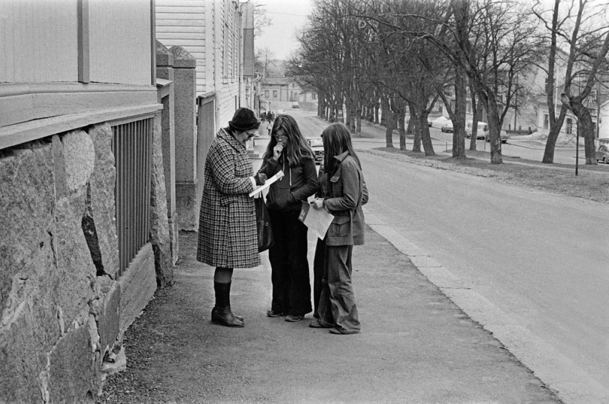 Skolelever samlar in pengar för invalider i Lovisa 1974. Bild: Borgåbladet / Journalistiska bildarkivet JOKA / Museiverket
