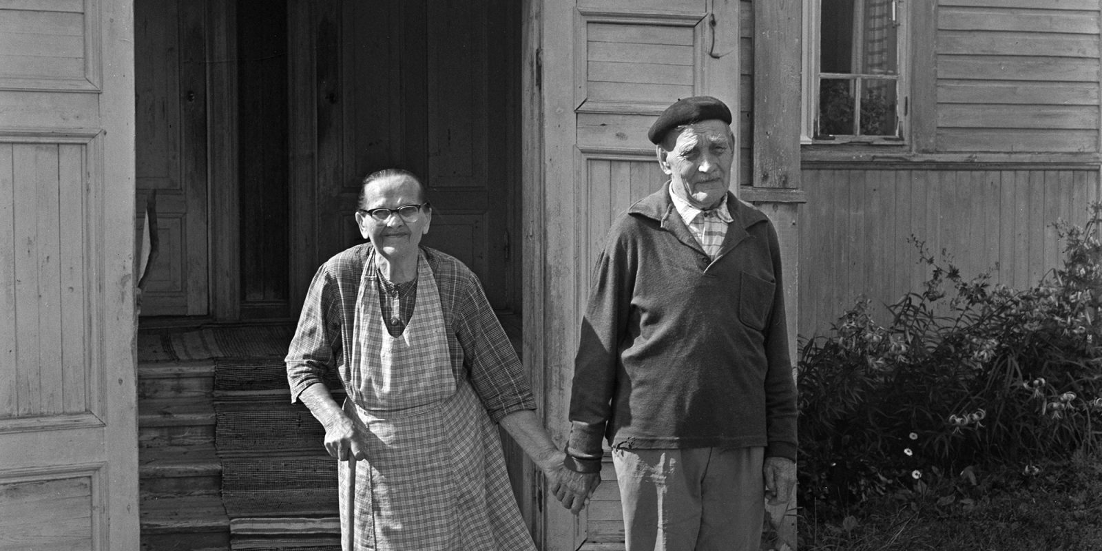 Amanda och Hjalmar Gren i Forsby, Pernå i augusti 1969. (beskuren fotografi) Bild: Borgåbladet / Journalistiska bildarkivet JOKA / Museiverket. Objektinumero: JOKABBL3A_F34:2 Amanda och Hjalmar Gren i Forsby, Pernå i augusti 1969. (beskuren fotografi) Bild: Borgåbladet / Journalistiska bildarkivet JOKA / Museiverket. Objektinumero: JOKABBL3A_F34:2