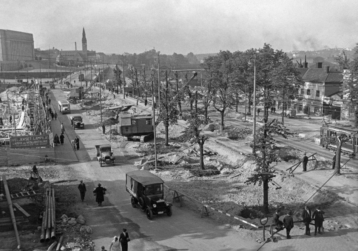 Heikinpuiston puita siirretään Heikinkadulle Kamppiin Helsingissä 5.9.1935. Kuva: Hugo Sundström / HBL / Journalistinen kuva-arkisto JOKA / Museovirasto