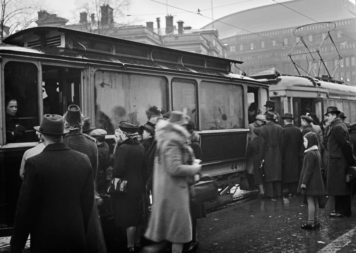 Raitiovaunupysäkillä Stockmannin tavaratalon edessä Heikinkadulla Helsingissä 17.11.1940. Kuva: Hugo Sundström / HBL / Journalistinen kuva-arkisto JOKA / Museovirasto