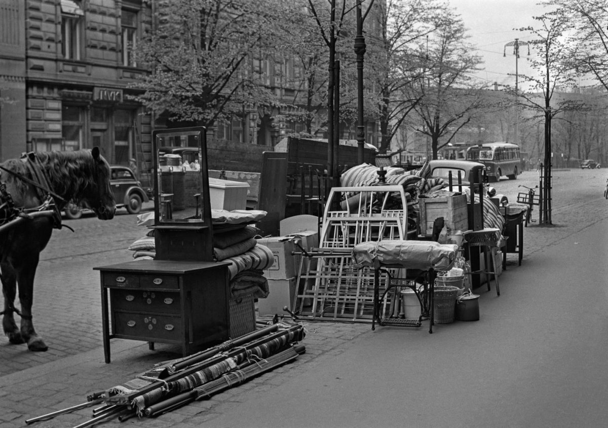 Muuttokuorma Helsingin Bulevardilla 1.6.1938. Kuva: Hugo Sundström / HBL / Journalistinen kuva-arkisto JOKA / Museovirasto
