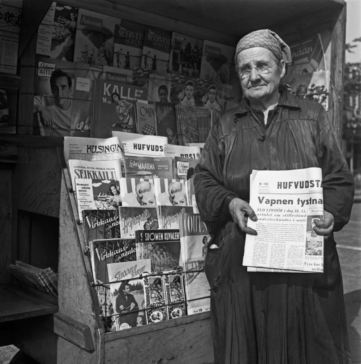 Lehdenmyyjä 27.7.1953. Kuva: HBL / Journalistinen kuva-arkisto JOKA / Museovirasto