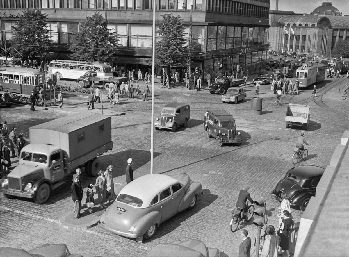 Kaivokadun ja Mannerheimintien risteys heinäkuussa 1952. Kuva: Hugo Sundström / HBL / Journalistinen kuva-arkisto JOKA / Museovirasto