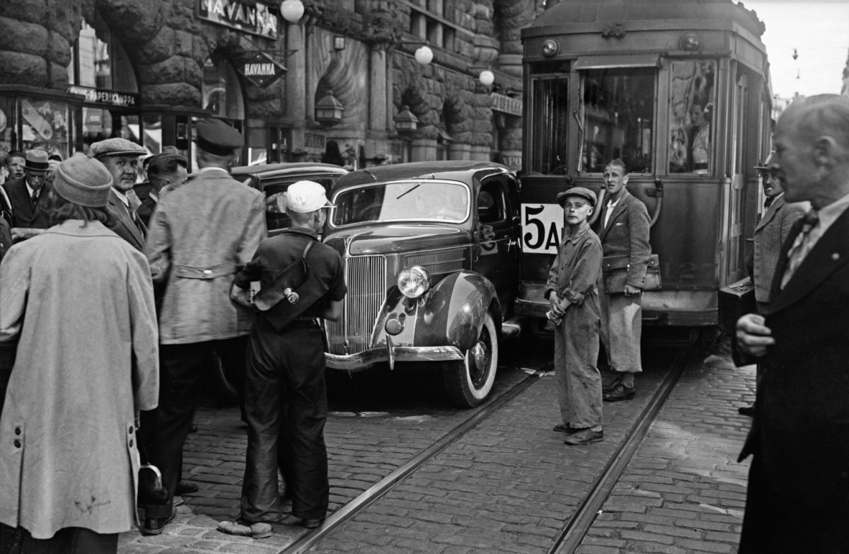 Kolari Aleksanterinkadulla 1.7.1936.  Kuva: Hugo Sundström / HBL / Journalistinen kuva-arkisto JOKA / Museovirasto
