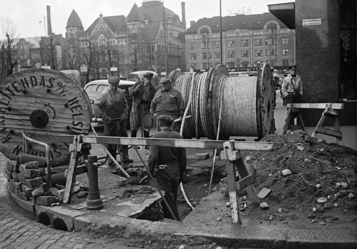 Mikonkadun ja Kaisaniemenkadun kulmaus 28.10.1949. Taustalla Suomen kansallisteatteri. Kuva: Hugo Sundström / HBL / Journalistinen kuva-arkisto JOKA / Museovirasto