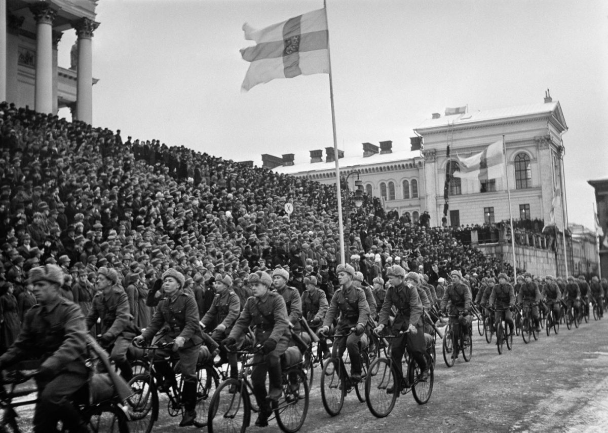 Suomen itsenäisyyspäivän paraati Helsingin Suurtorilla 6.12.1940.  Kuva: Hugo Sundström / HBL / Journalistinen kuva-arkisto JOKA / Museovirasto