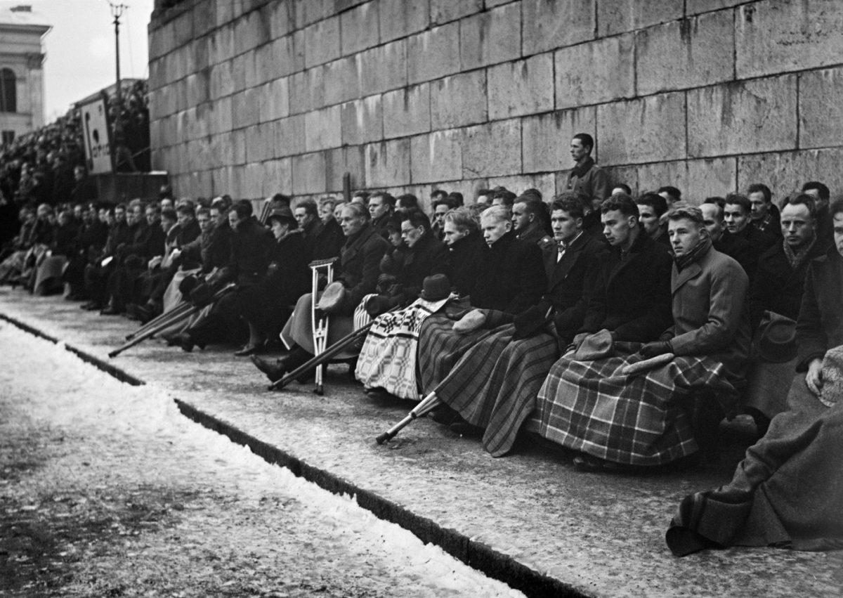 Sotainvalidit seuraavat itsenäisyyspäivän paraatia Helsingin Suurtorilla 6.12.1940.  Kuva: Hugo Sundström / HBL / Journalistinen kuva-arkisto JOKA / Museovirasto