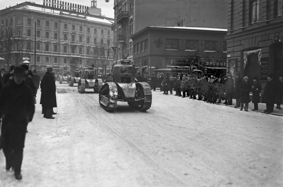 Panssarivaunuja Mäntsälän kapinan aikana Pohjoisesplanadilla 27.2.─6.3.1932. Kuva: Hugo Sundström / HBL / Journalistinen kuva-arkisto JOKA / Museovirasto
