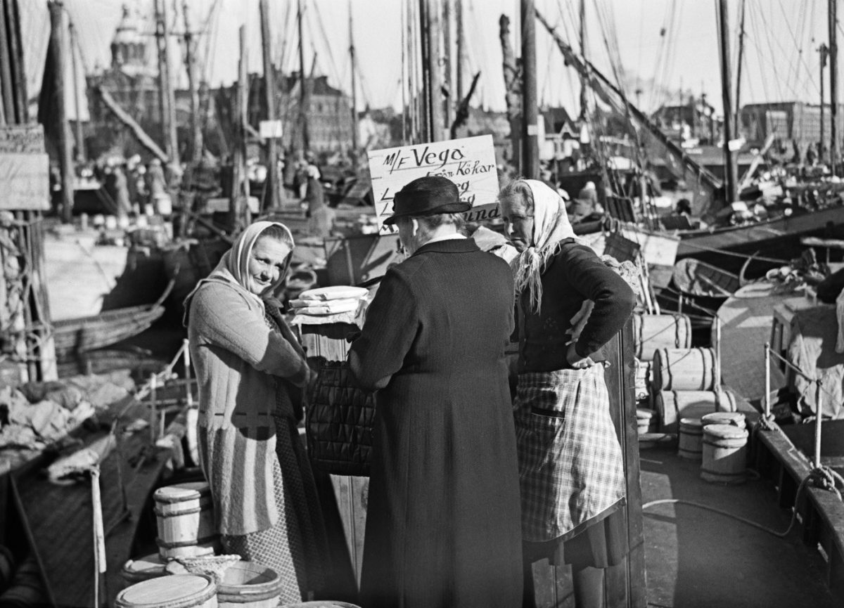 Silakkamarkkinoilla Kauppatorin rannassa Helsingissä 1937.  Kuva: Hugo Sundström / HBL / Journalistinen kuva-arkisto JOKA / Museovirasto