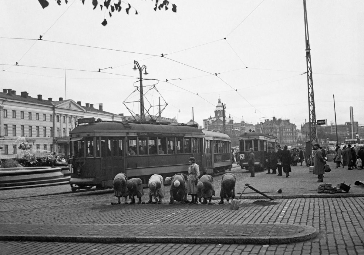 Helsingin kauppatorilla Eteläsatamassa 30.9.1939. Kuva: Hugo Sundström / HBL / Journalistinen kuva-arkisto JOKA / Museovirasto