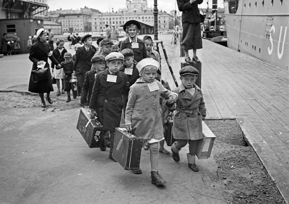 Suomalaislapsia lähdössä kesäleireille Ruotsiin 8.6.1941. Kuva: Hugo Sundström / HBL / Journalistinen kuva-arkisto JOKA / Museovirasto