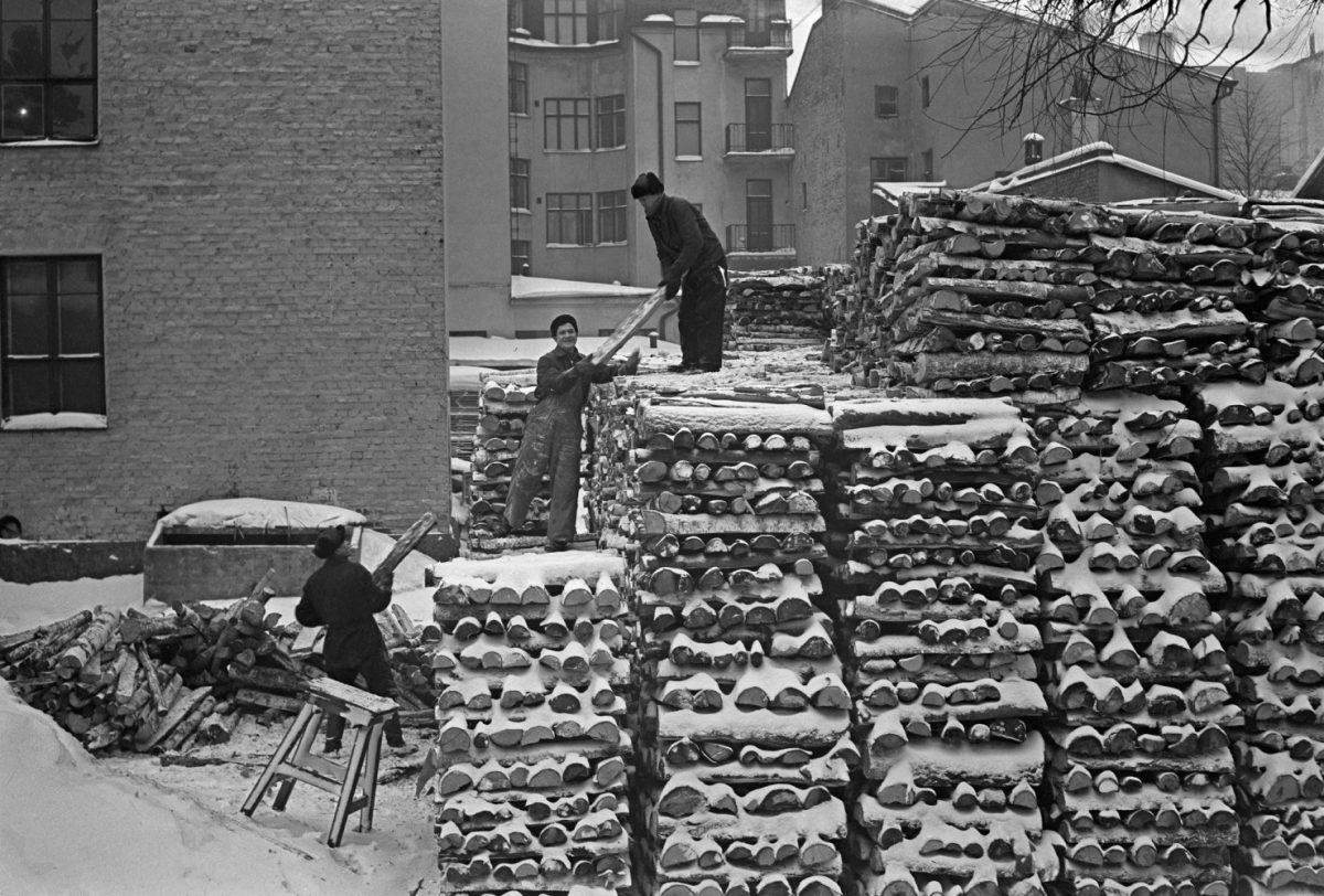 Polttopuita pinotaan Helsingissä 21.2.1941. Kuva: Hugo Sundström / HBL / Journalistinen kuva-arkisto JOKA / Museovirasto