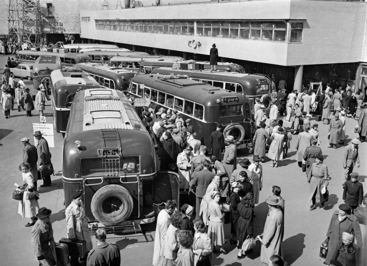 Helluntaimatkailijoita Helsingin linja-autoasemalla 31.5.1952. Kuva: Hugo Sundström / HBL / Journalistinen kuva-arkisto JOKA / Museovirasto