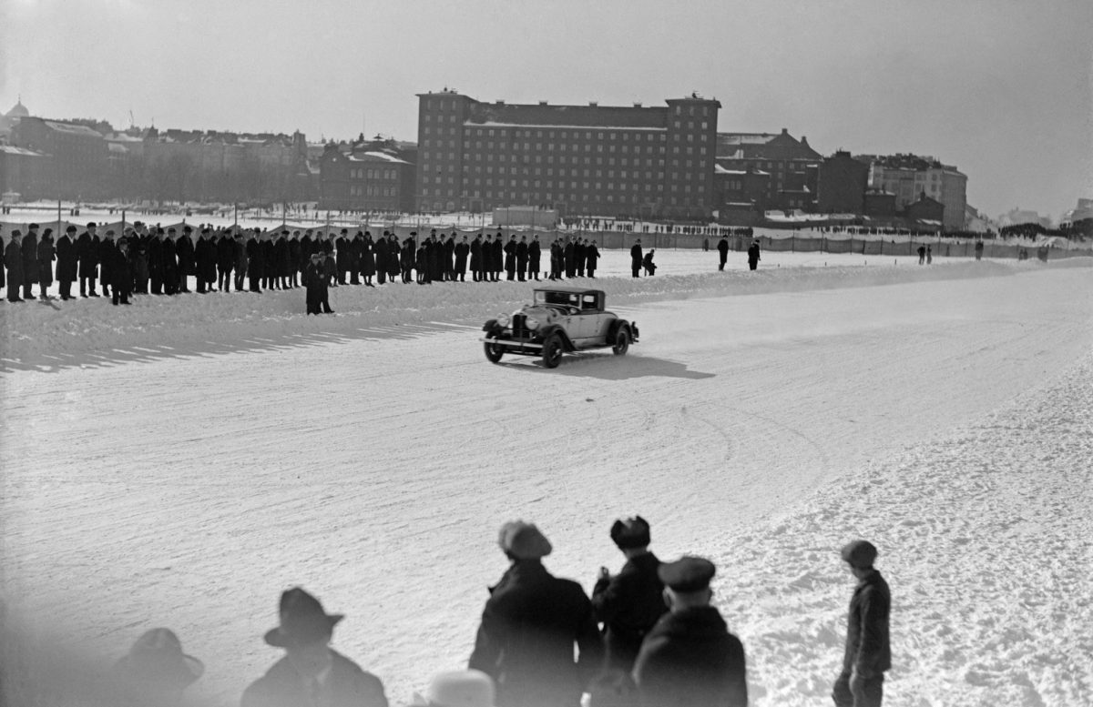 Kansalliset moottorikilpailut Pohjoissataman jääradalla Helsingissä 20.3.1932. Kuva: Hugo Sundström / HBL / Journalistinen kuva-arkisto JOKA / Museovirasto